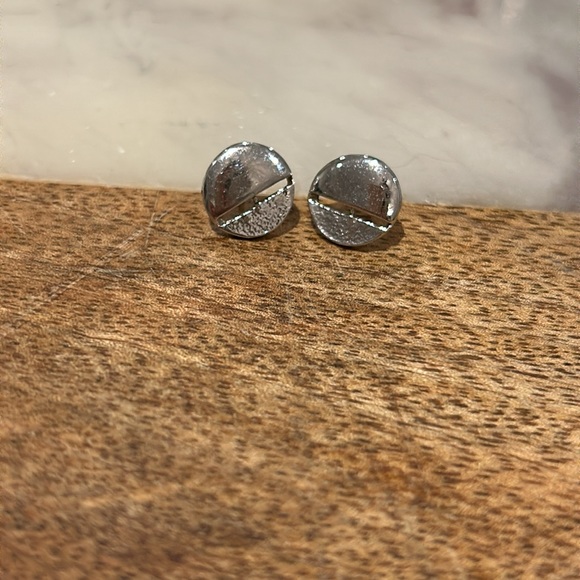 Simple silver studs with cutout and texture detail - Picture 2 of 3